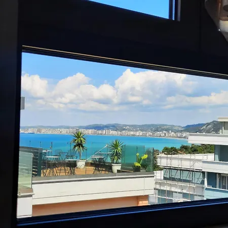 Eri's Seaview דירה